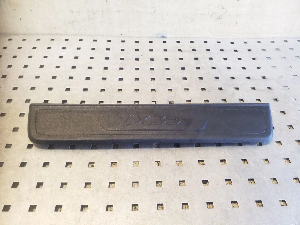 Front sill trim cover 858732Y100