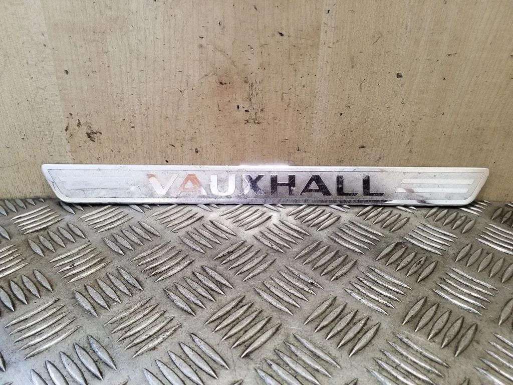 Front sill trim cover 13267114