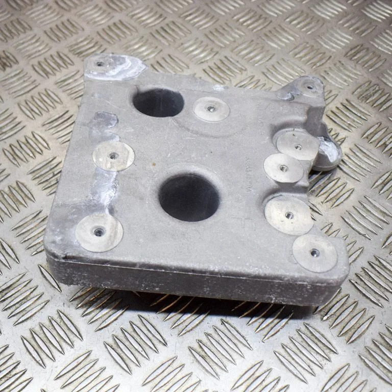 Akumulatora kronšteins 648664EF0A
