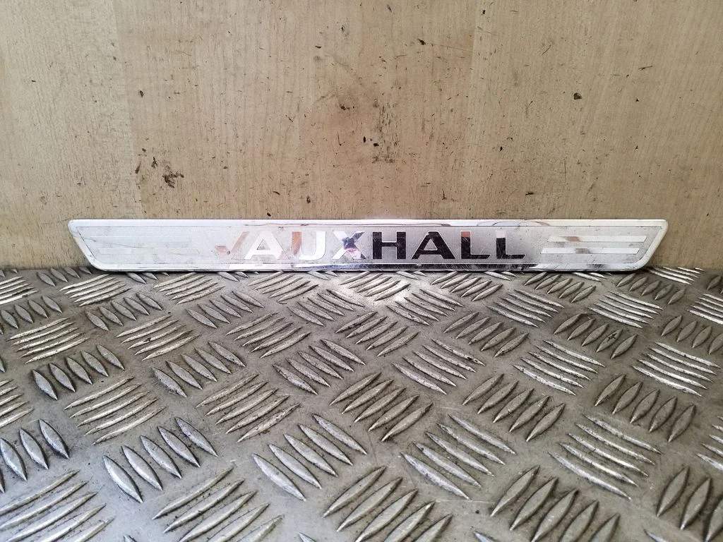 Front sill trim cover 13267114