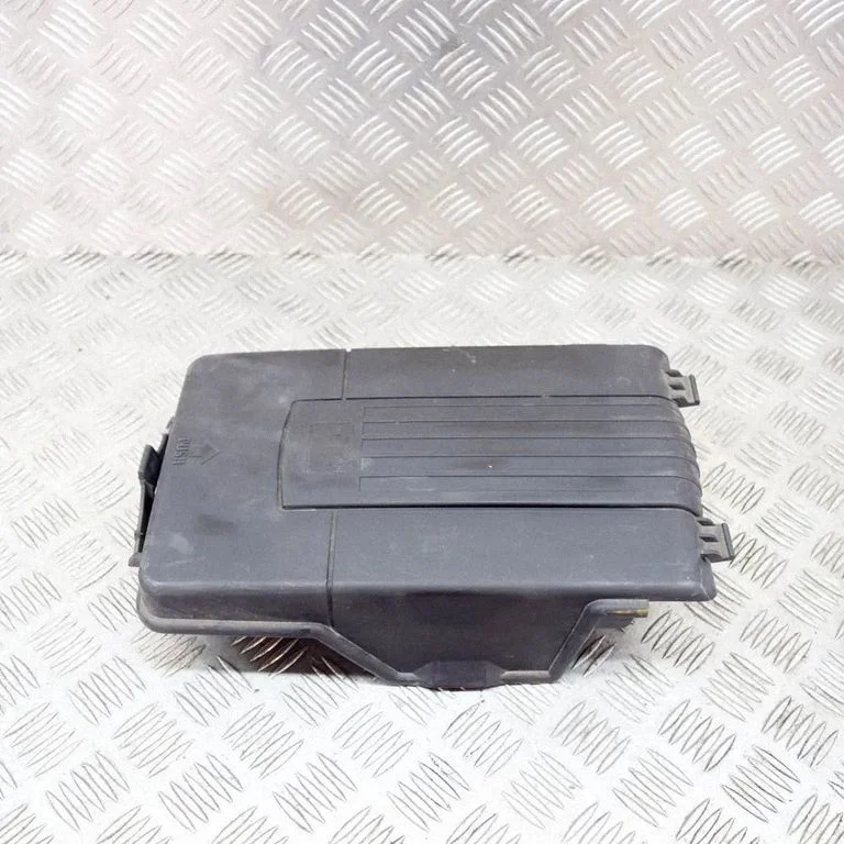 Pokrywa skrzynki akumulatora – Volkswagen Passat B6 (2005-2010)