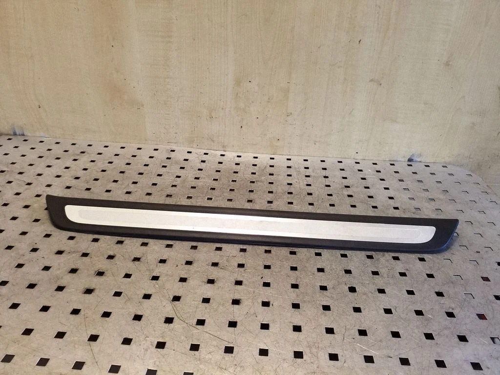 Front sill trim cover 8R0853373