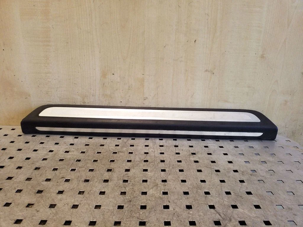 Front sill trim cover 8R0853374