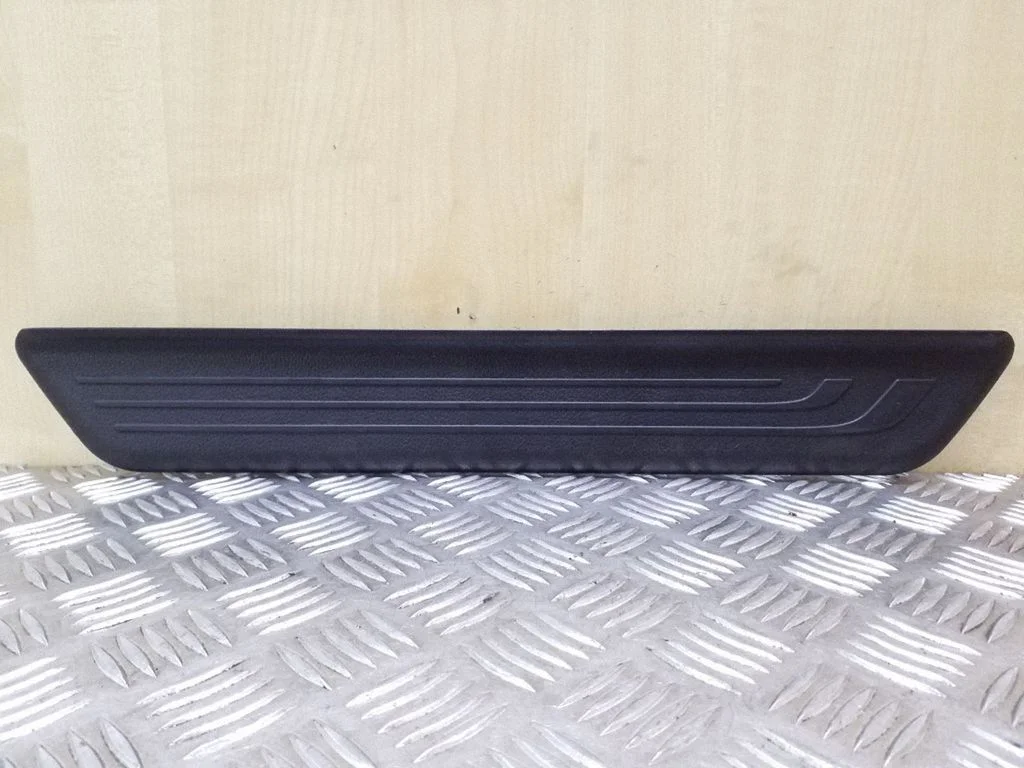 Front sill trim cover 858833Z000