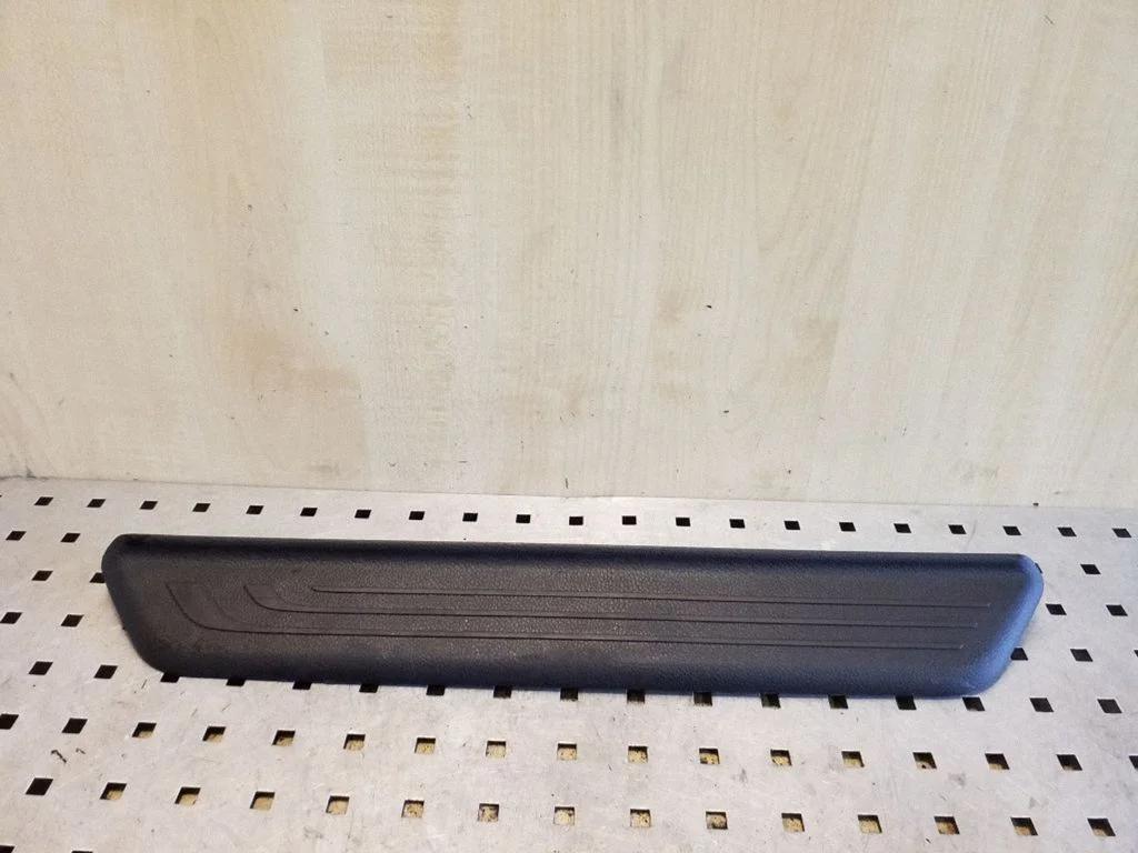Front sill trim cover 858733Z000