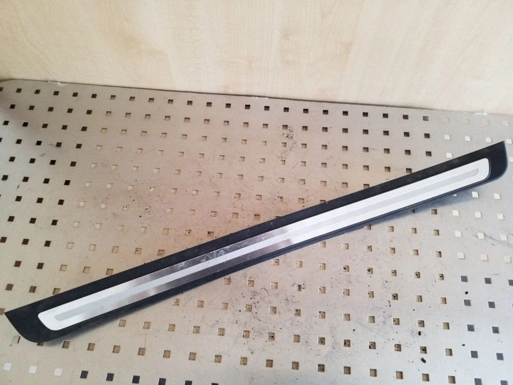 Priekšējā sliekšņa apdare (iekšējā) 8T0853373RE