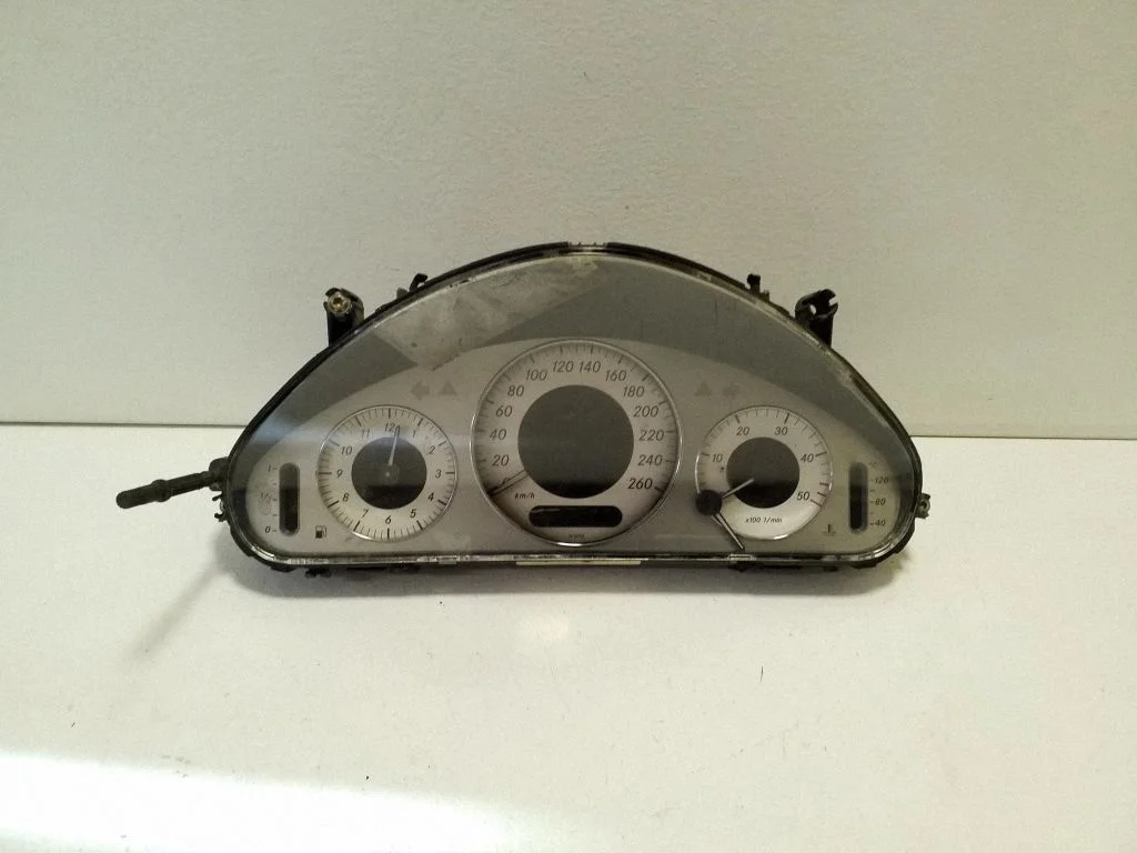 Speedometer (instrument cluster) A2115405747