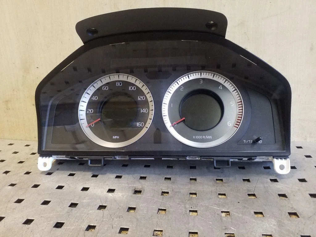 Spidometrs (instrumentu panelis) – Volvo S60 (2005-2010)