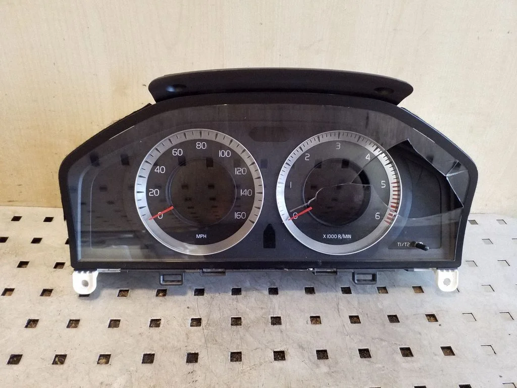 Spidometrs (instrumentu panelis) – Volvo XC60 (2009-2013)