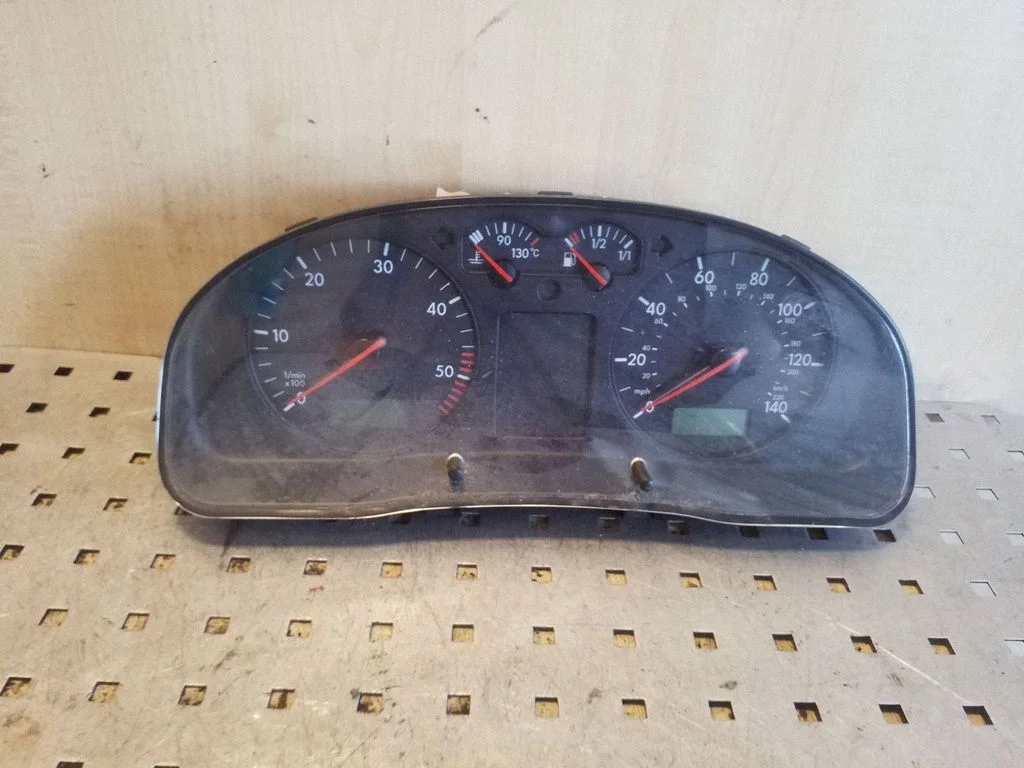 Spidometrs (instrumentu panelis) – Volkswagen Passat B5 (1997-2000)