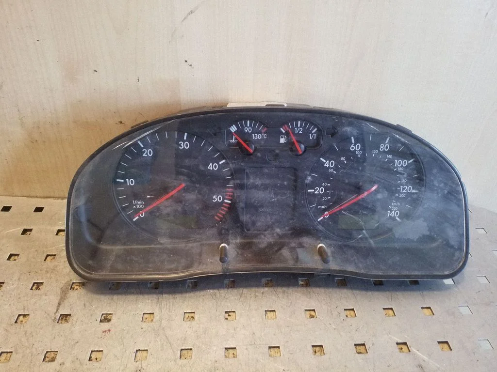 Spidometrs (instrumentu panelis) – Volkswagen Passat B5 (1997-2000)