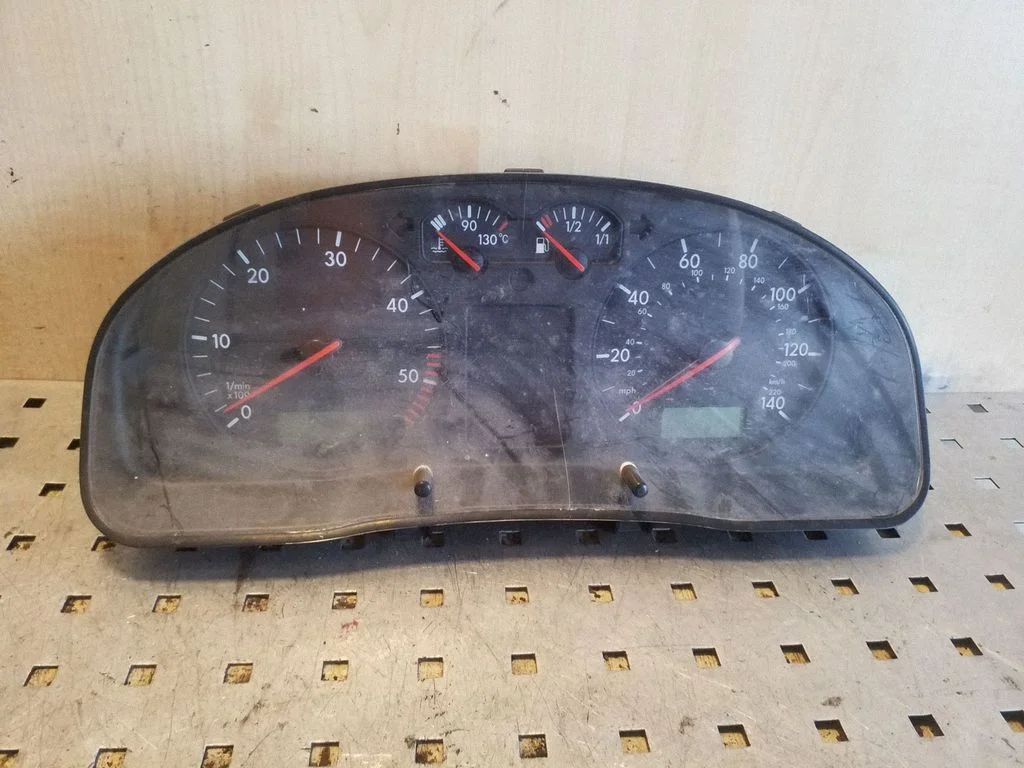 Spidometrs (instrumentu panelis) – Volkswagen Passat B5 (1997-2000)