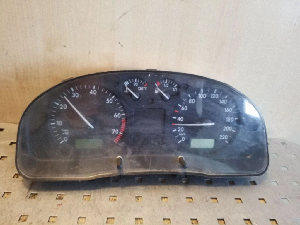 Spidometrs (instrumentu panelis) – Volkswagen Passat B5 (1997-2000)