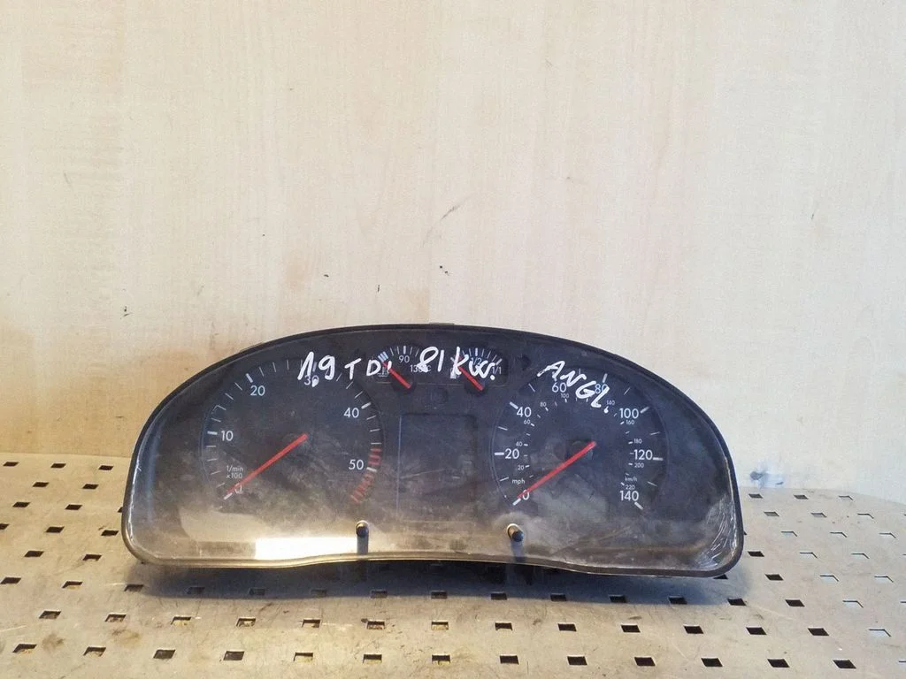 Spidometrs (instrumentu panelis) – Volkswagen Passat B5 (1997-2000)