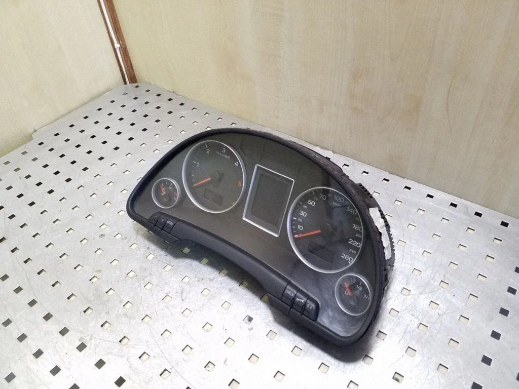 Spidometrs (instrumentu panelis) – Audi A4 S4 B7 8E 8H (2005-2008)