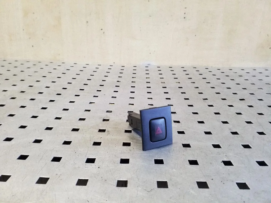 Hazard light switch – Volvo XC70 (2014-2016)