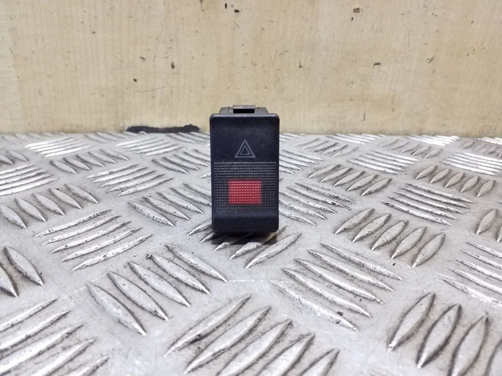 Hazard light switch – Audi A6 S6 C4 4A (1994-1997)