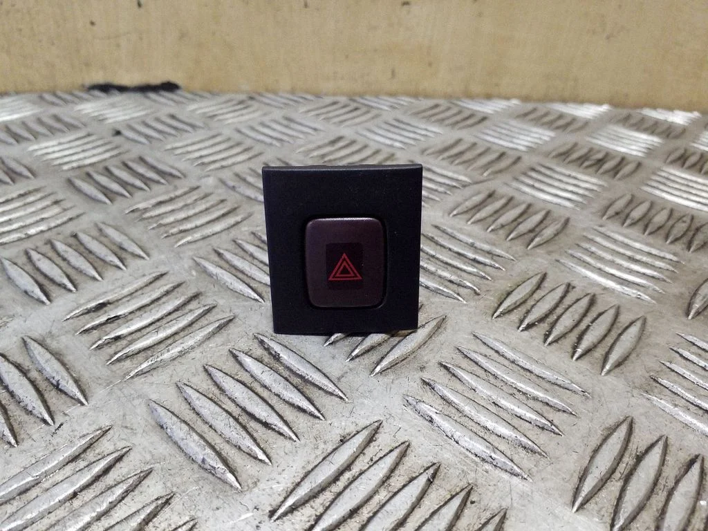 Hazard light switch – Volvo XC70 (2008-2013)