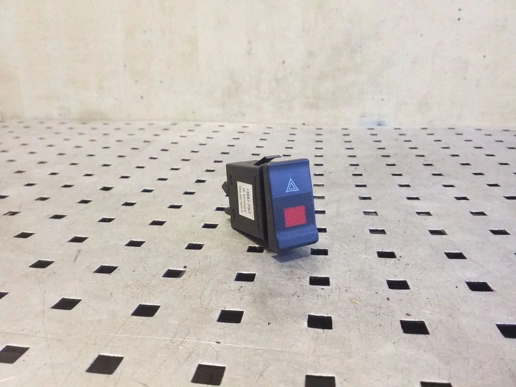 Hazard light switch – Audi A6 S6 C4 4A (1994-1997)
