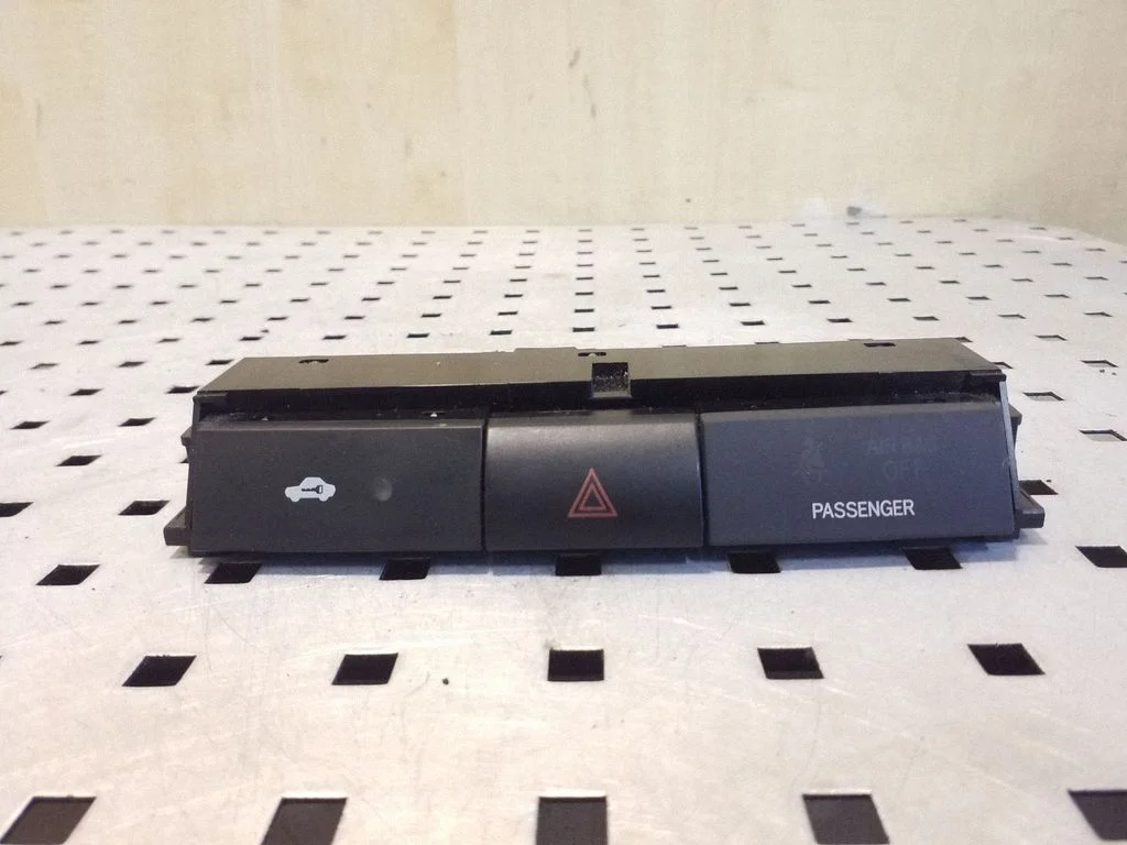 Hazard light switch – Toyota Corolla Verso AR10 (2004-2009)