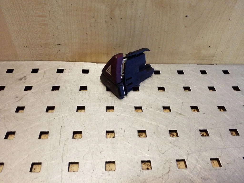 Hazard light switch A1685280108