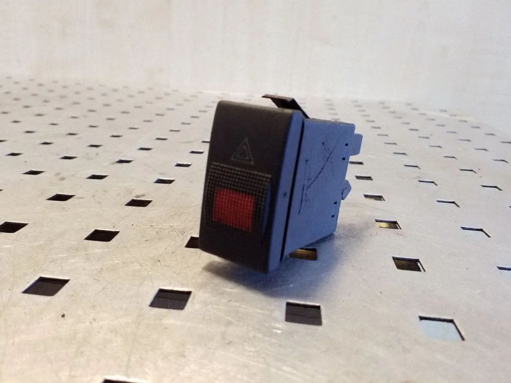 Hazard light switch – Audi A8 S8 D2 4D (1994-2002)