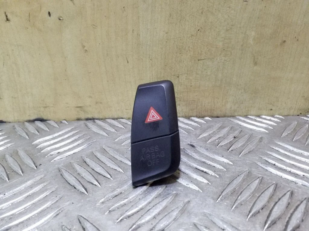 Avārijas gaismu slēdzis 8K2941509A