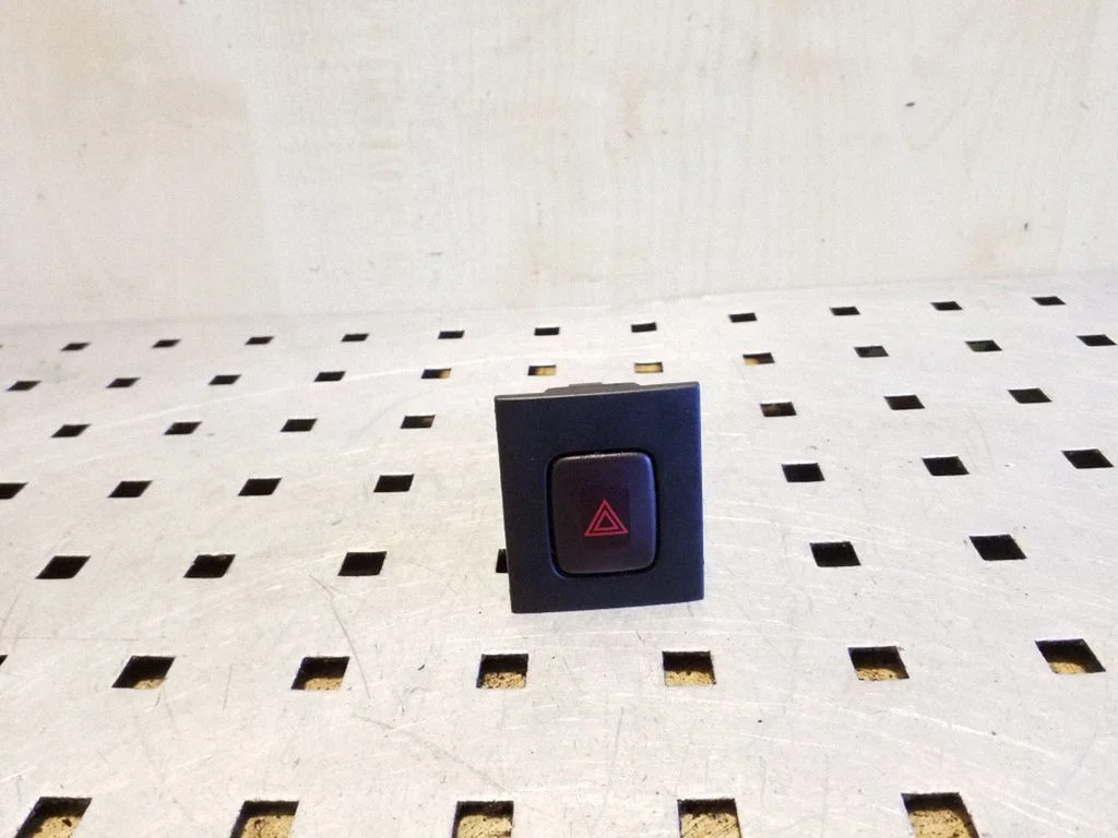 Hazard light switch – Volvo XC70 (2008-2013)