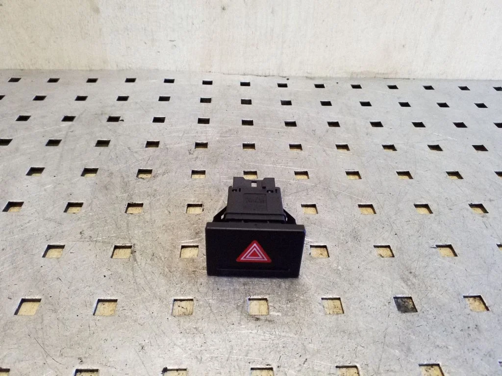 Hazard light switch – Volkswagen Touareg I (2002-2010)