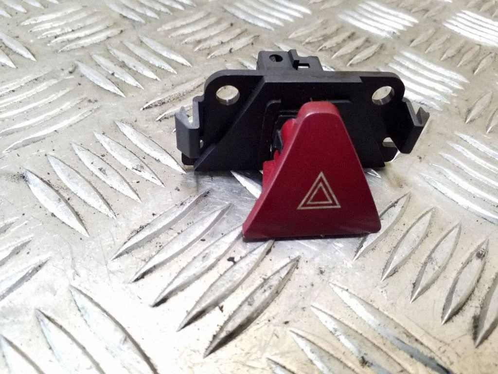 Hazard light switch – Peugeot 307 (2005-2008)