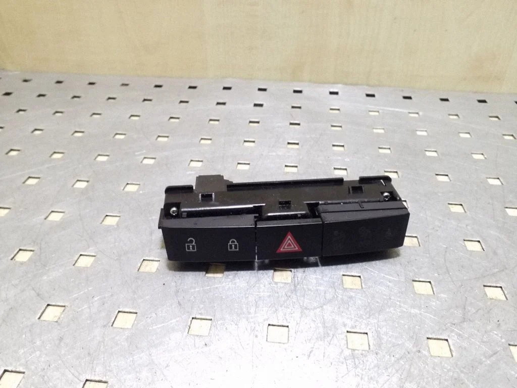 Hazard light switch 13285122