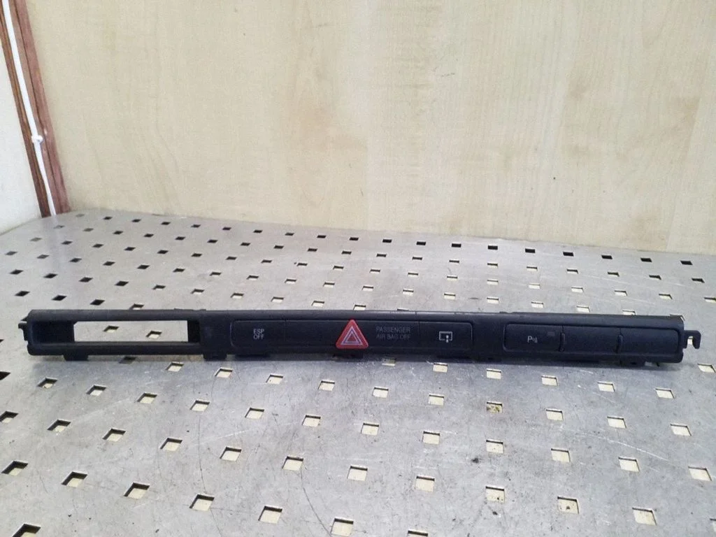 Hazard light switch – Audi A8 S8 D3 4E (2002-2009)