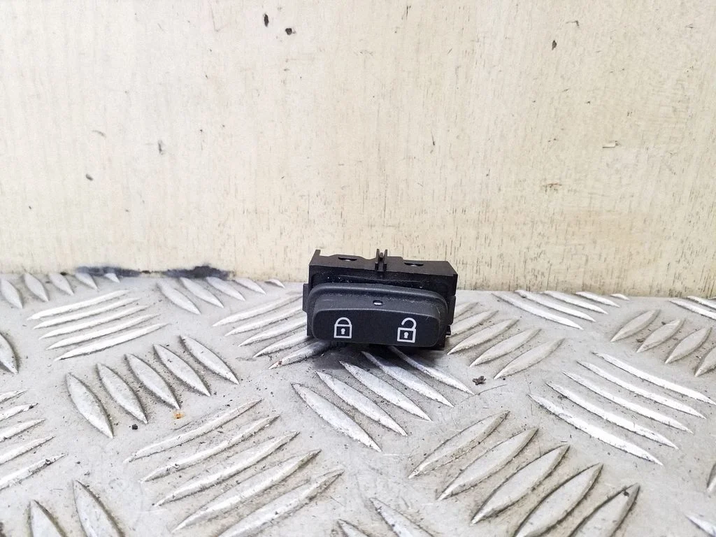 Central locking switch button – Volvo S80 (2007-2013)