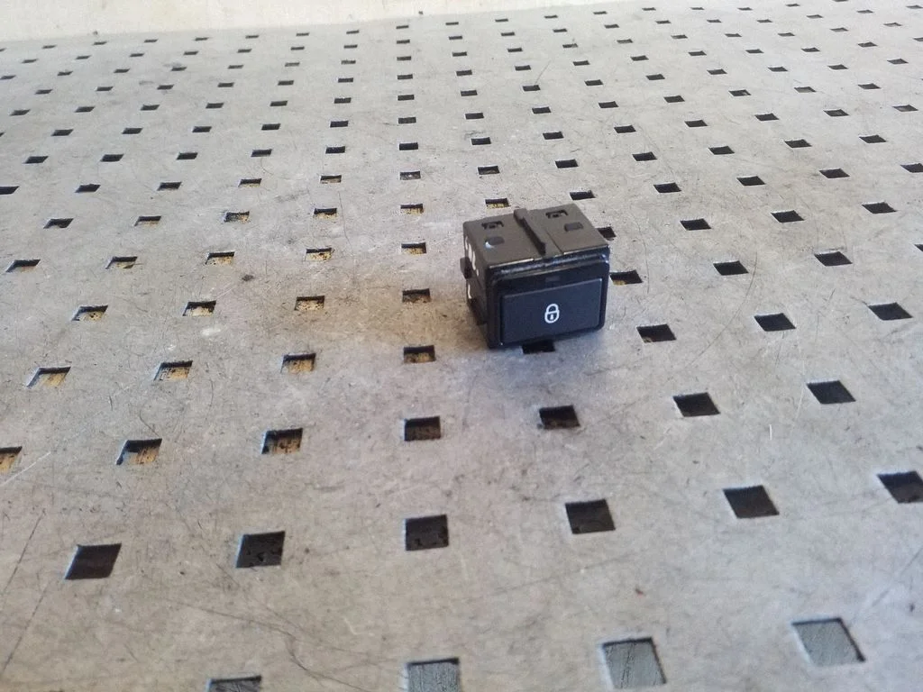 Central locking switch button – rear left