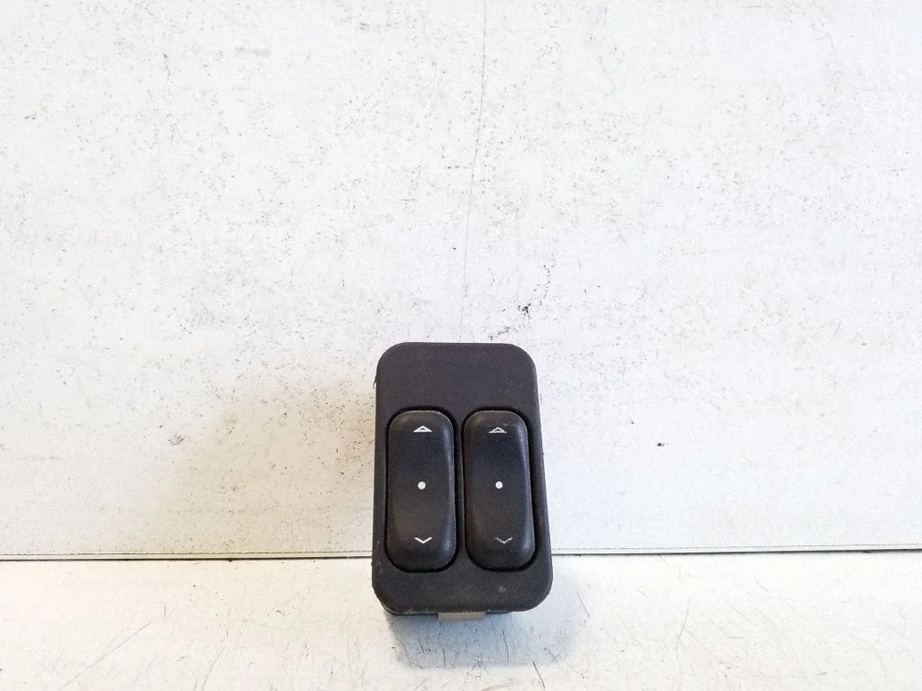 Electric window control switch 90561088