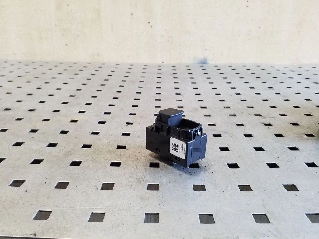 Elektriaknate lüliti – Tesla Model Y (2020-)