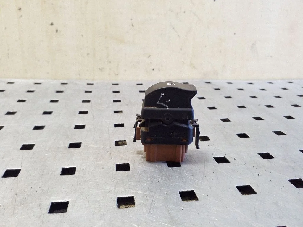 Electric window control switch 057321B