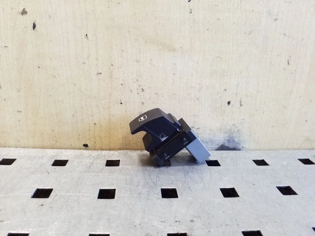 Elektriaknate lüliti 7L6959855E