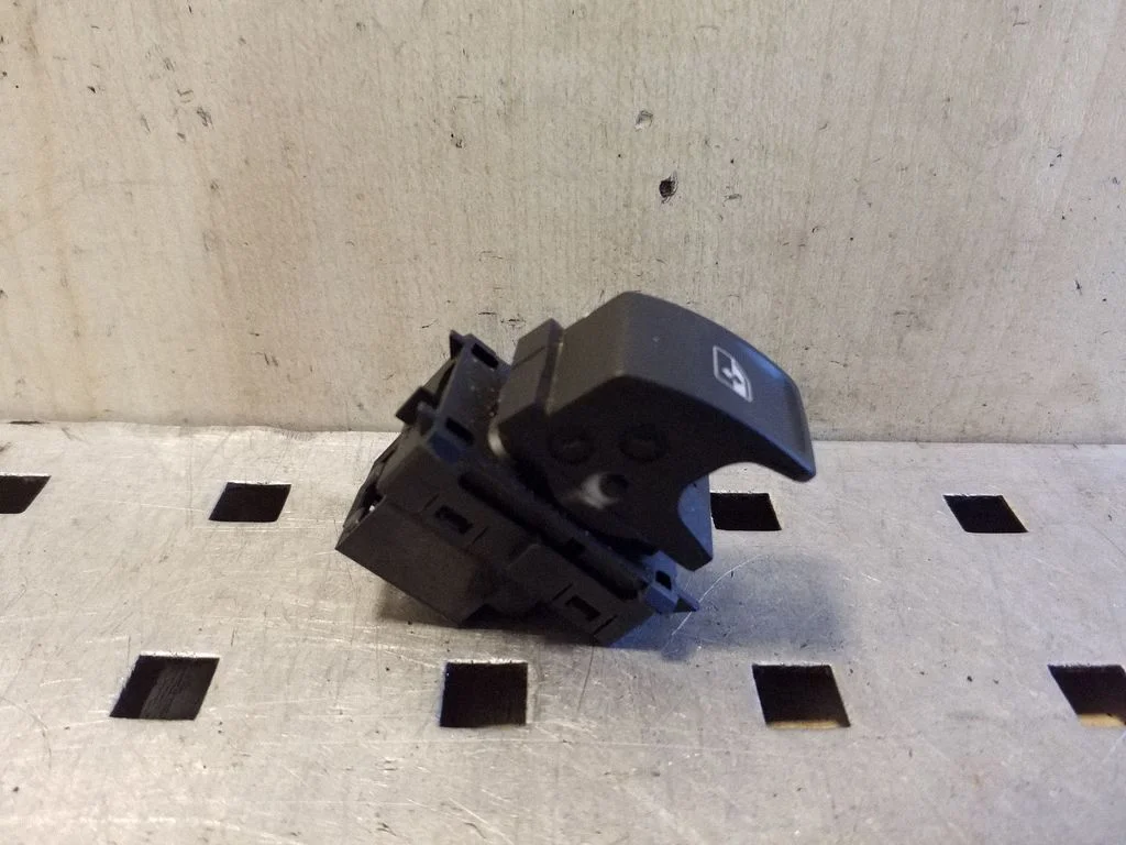 Electric window control switch – Volkswagen Passat CC (2008-2016)