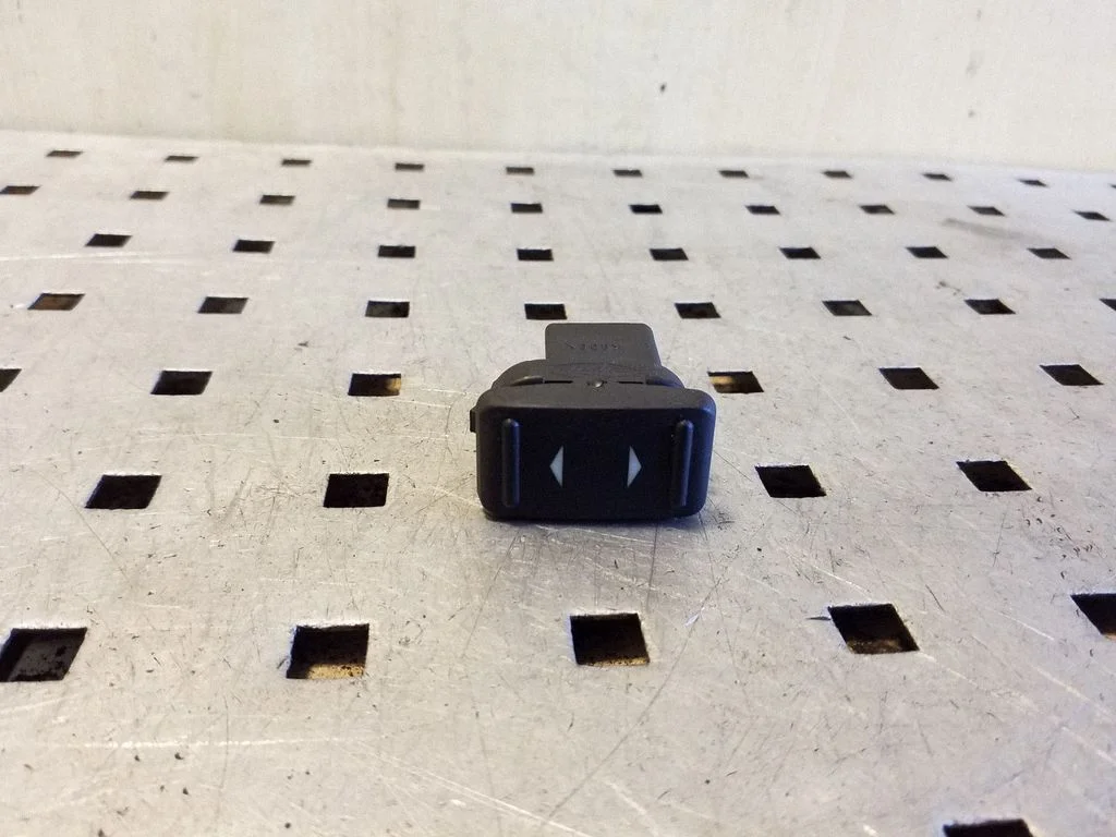 Elektrisko logu slēdzis 7M5T145529