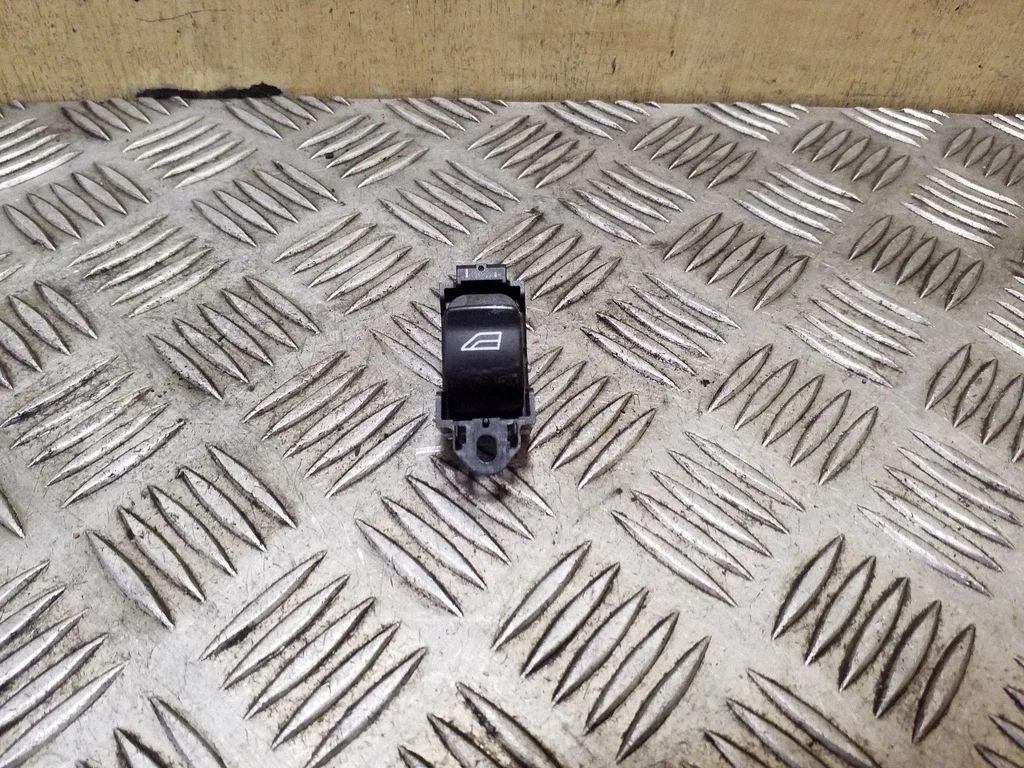 Przełącznik szyb elektrycznych 6W8314717AB