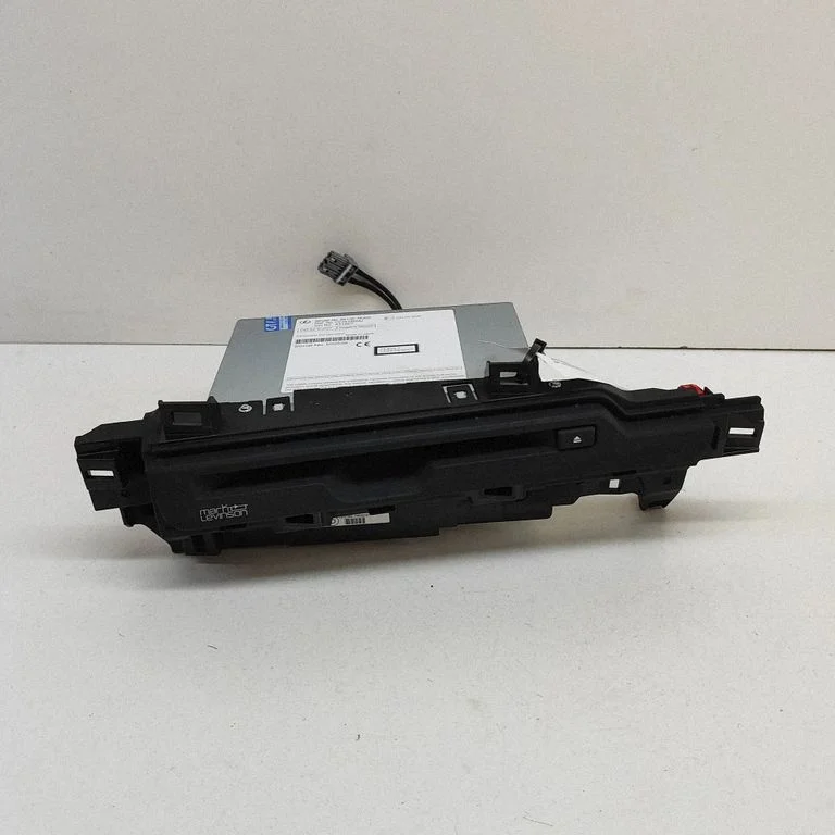 Radio/CD/DVD/GPS head unit – Lexus UX (2018-)