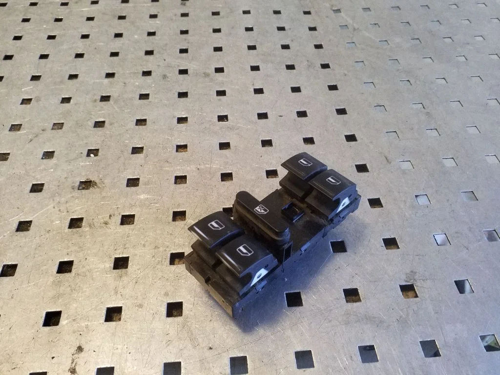 Elektrisko logu slēdzis 1K4959857B