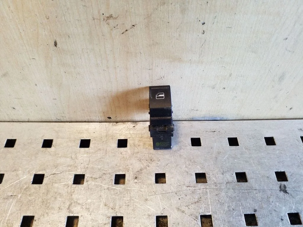Elektrisko logu slēdzis 7L6959855B
