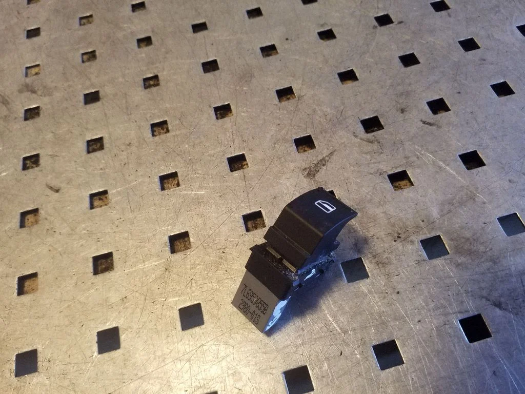 Elektrinių langų jungtukas