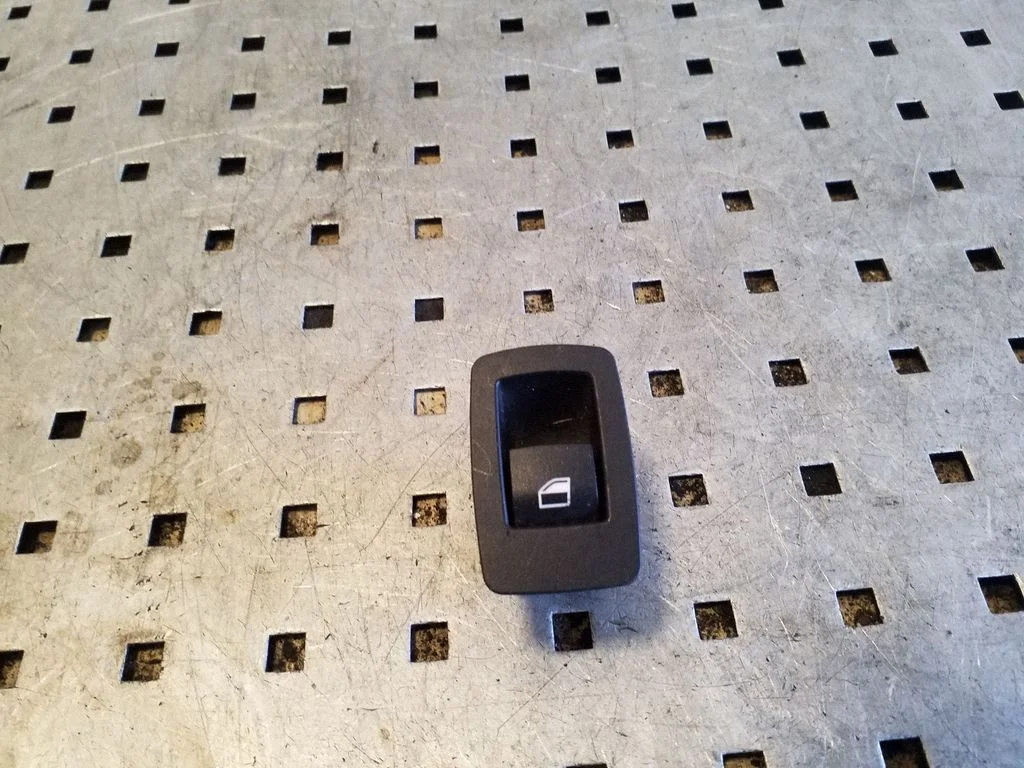 Electric window control switch 9208108