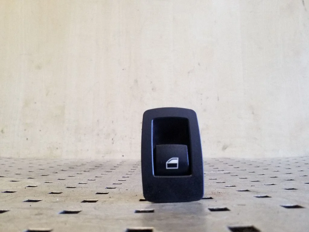 Electric window control switch 9208106