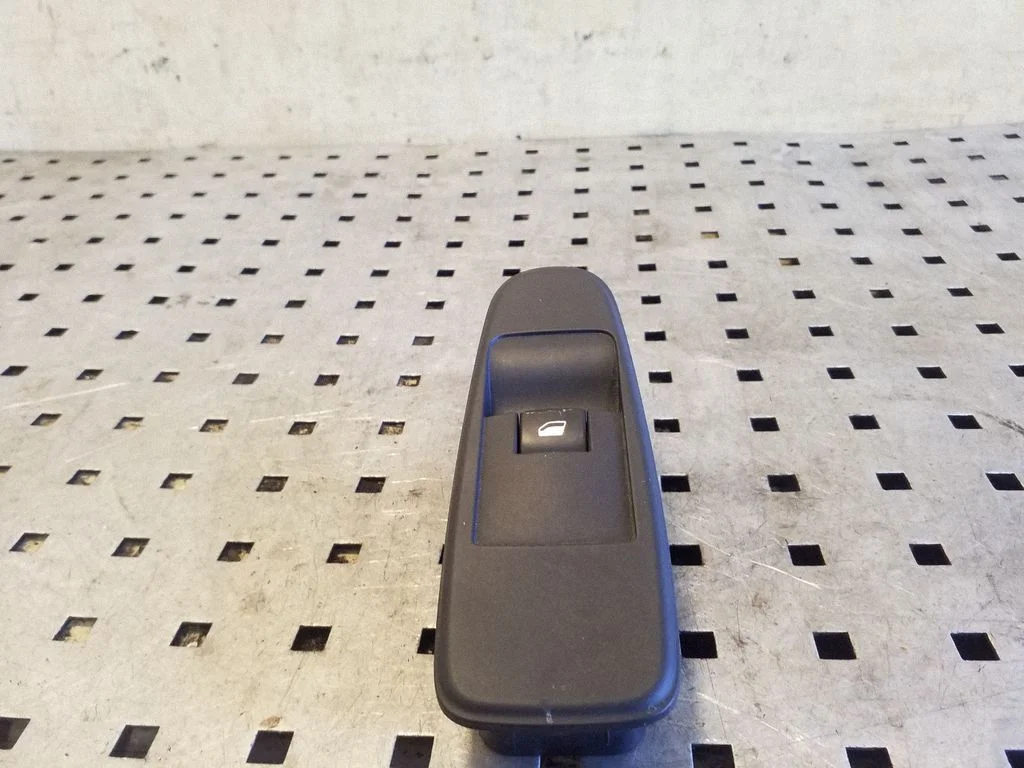 Electric window control switch 96639377