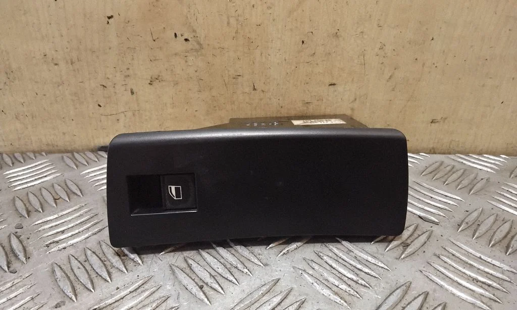 Electric window control switch 6944556