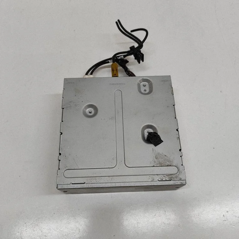 Radio/CD/DVD/GPS head unit – Tesla Model S (2012-)